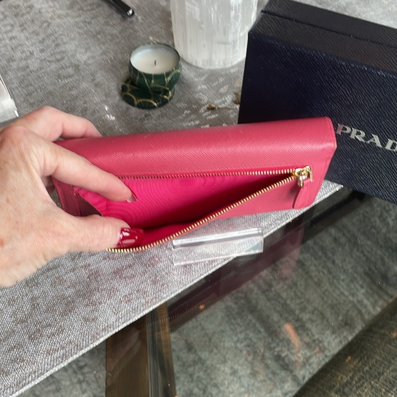 Prada Pink Wallet with Bow Detail and Gold Logo. All inclusion - Picture 2 of 7